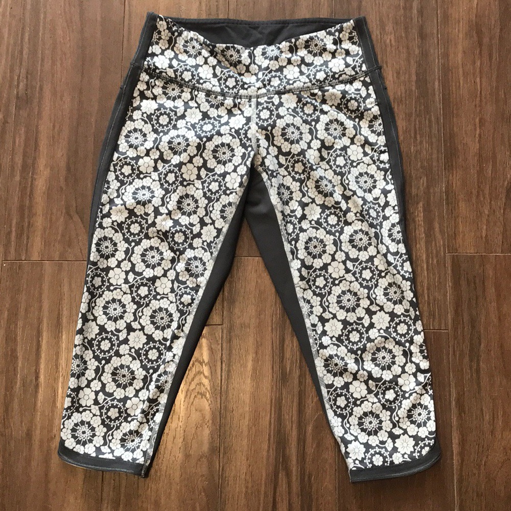 LULULEMON LIMITED EDITION FLORAL CROPS. Size 4.